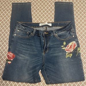 NWOT - Absolutely Famous skinny jeans w/ flower embroidery